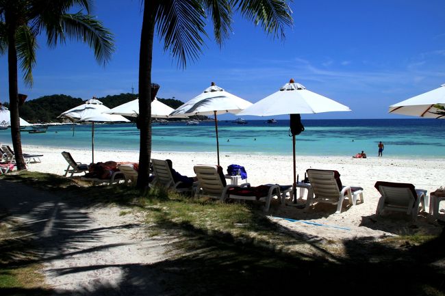 ☆Mali Resort , Pattaya Beach @ Koh Lipe Thai<br /><br />私的にはビーチパラソルは白が品が良いので好きです。<br />品が良いとタイらしくない？？(^^;)。<br /><br />