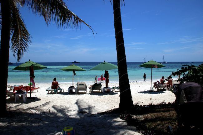 ☆Bella Vista Resort , Pattaya Beach @ Koh Lipe Thai<br /><br />Mali Resortの左隣りはBella Vista Resort。<br />このリゾートも２０１２年頃オープンした比較的新しいリゾートです。<br />建物は撮るほど絵になりませんが<br />昨年あたりからBeach Front Bungalow前に花を植栽し<br />以前よい見栄えが良くなりました。