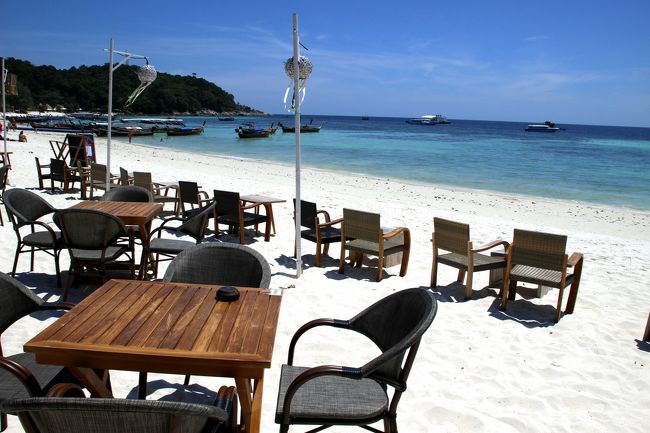 ☆Akira Lipe Resort , Pattaya Beach @ Koh Lipe Thai<br /><br />国有地であるビーチには移動可能なビーチパラソルやチェアはある程度<br />黙認されていますが、Akiraのテーブルセットは明らかに<br />出しゃばり過ぎ(－－〆)。<br />誰でも自由に使っていいならOKかもしれないけど<br />宿泊者以外が座ったら絶対注文を取りにきそう。