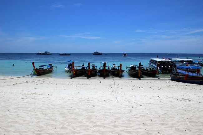 ☆Pattaya Beach @ Koh Lipe Thai<br /><br />Walking Street Gate前はいつもボートがたくさん。