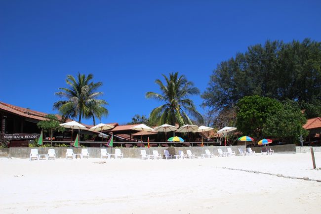 ☆Bundhaya Resort , Pattaya Beach @ Koh Lipe Thai<br /><br />後からオープンしたBundhaya Villaと違って<br />Bundhaya Resort はシービューの部屋もプールもありませんでしたが<br />昨年敷地の奥の方にプールができました。<br /><br />https://www.bundhayaresort.com/