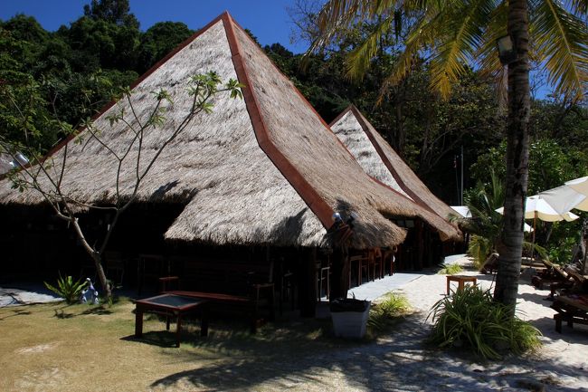 ☆Bundhaya Villas Beach Restaurant ,  Pattaya Beach @ Koh Lipe Thai<br /><br />大きな椰子葺き屋根が特徴のBundhaya Villasの Beach Restaurant。