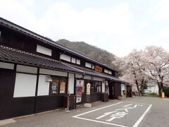 【JR播但線竹田駅】
ようやく竹田駅に到着です。
予定していたバスは出てしまったので次のバスまで30分くらい待ちます。
竹田駅には自動販売機はありますが売店はありません。近くにコンビニ、食料品店、酒屋もないので、食品はここに来る前に他で買っておきましょう。