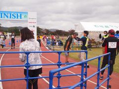 フィニッシュゲートのところで、しばらくみなさんを見ていました。
最後はトラックを一周してゴールなのですが、たとえばお父さんランナーの子どもがトラックに入って親子でいっしょにゴールしたり、なんとも微笑ましい光景が見られました。
ゴール直後のコーフンそのままに、その場でいっしょに写真撮ったりもできます。