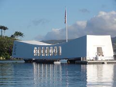 そしてアリゾナ記念館。
真珠湾攻撃で1000人余りの乗組員と共に沈んだ戦艦アリゾナ号の上に建てられた記念碑です。
ただ、現在修復工事中で中に入ることがでないため、船上からの見学となります。とても残念。 