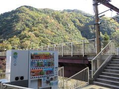 12:30 保津峡駅

普段は無人駅ですが駅舎があり、たまにいるよう。