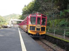 トロッコが通るこの場所は昔山陰本線が通っていた旧線。
山裾をつたうように線路が延びていますが、現在の新線は山をトンネルが貫く短略線となっています。
