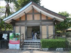 リサール公園内の日本庭園です。入り口建物の形が日本風で、Japanese Gardenの標識もありました。入り口で署名簿に記帳して、中に入れます。入場料はかかりません。