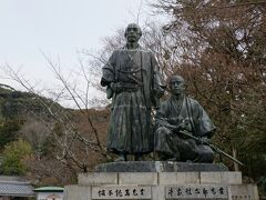 お休長楽寺から円山公園に下っていくと
坂本龍馬・中岡慎太郎像がある
二人が並ぶ珍しい像だそうです