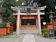 美御前神社
神水（美容水）を肌につけている外国人さんが群がってました（笑）
祇園の芸舞妓さんにも厚く信仰されているようです（知らなかった～）