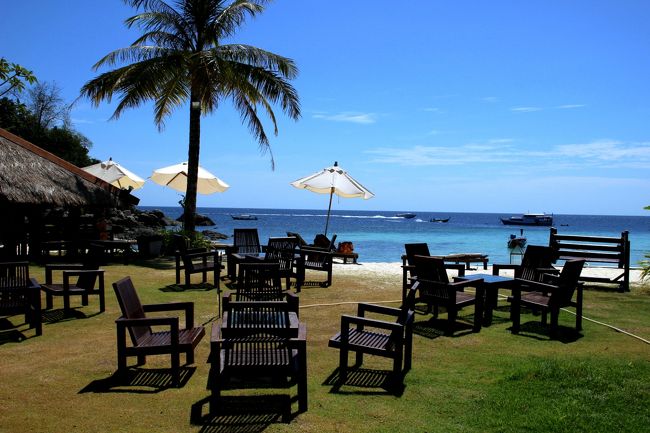 ☆Bundhaya Villas Beach Restaurant,  Pattaya Beach @ Koh Lipe Thai<br /><br />朝から午後２時過ぎまで島を半周も歩いて疲れたので<br />この後はバイクリヤカータクシーでMountain Resortに帰ります。