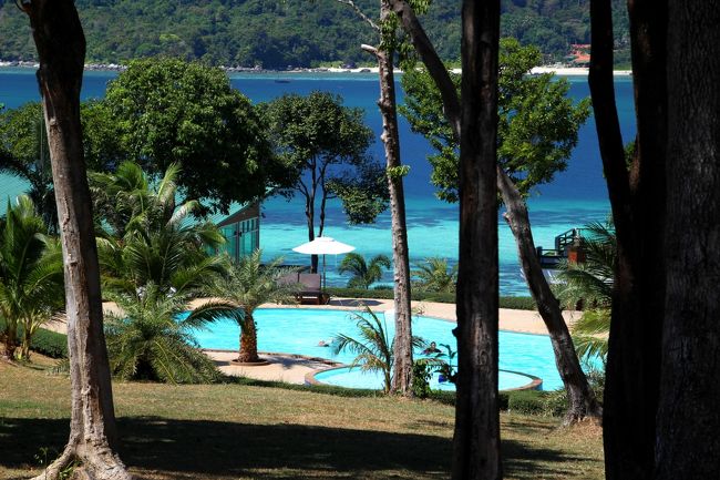 ☆Pool View , Mountain Resort @ Koh Lipe Thai<br /><br />バイクリヤカータクシーは丘の天辺にあるCar Parkまでなので<br />部屋までは歩いて帰ります。<br />丘の天辺からは美しいラグーンとプールが見下ろせます。<br /><br />