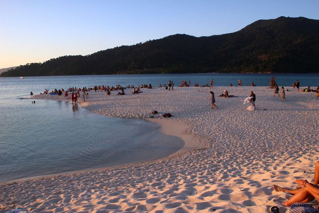 ☆Sandbar View , Mountain Resort @ Koh Lipe Thai<br /><br />夕方は夕日鑑賞に砂洲へ。<br />すでにたくさんの観光客が来ています。