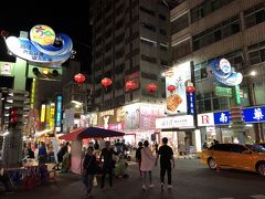 自転車を走らせる事30分程。
やっぱ台湾の夜は夜市が欠かせないじゃ無いと言う事で、ベタですが中心部で賑わっている六合夜市までやって来ました。