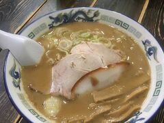 レンタカーを借りて青森市内に。
長尾中華そばでラーメンを食べます。
雪国のラーメンでした。