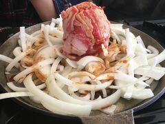 美術館からすぐのところにある、バラ焼きの「司」で昼食です。
最終的には、鉄板で炒めて食べます。