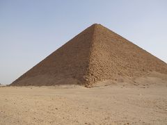 赤のピラミッド
　非常にきれいなピラミッド、高さは105ｍ、底辺の長さは220ｍ