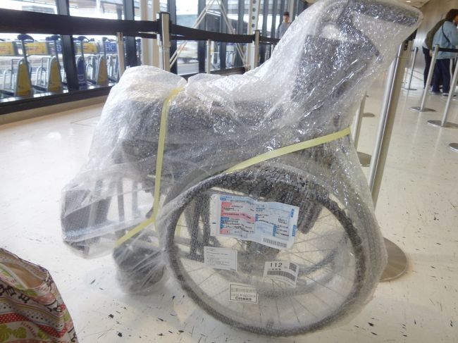 今回バリ島に在住の日本人の方のブログから<br />「空飛ぶ車いす」<br />https://www.nisshasai.jp/soratobu/soraisutoha/index.html<br /><br />という活動を知りボランティアとして参加させていただきました<br /><br />日本で必要としなくなった車椅子を全国の工業高校の生徒が修理をし、<br />アジア方面に行く方が旅行ついでに運び、<br />現地の方が受け取り、必要とされている方に届けるという活動です<br /><br />車椅子はすでに空港に送られて来ているので、それをチェックイン時に<br />受託手荷物として預けるだけです<br />簡単です<br /><br />我が家にも障害者がいて周りの方にたくさん助けていただいているので<br />できる事から恩返しです<br /><br /><br />