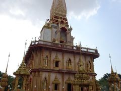 3日目、第１グループは、島内観光と象のりツアーに参加します。
こちらは、貸切プランを予約したので、乗用車にドライバーさんとガイドさんが乗ってお迎えにきました。

まずはシャロン寺院