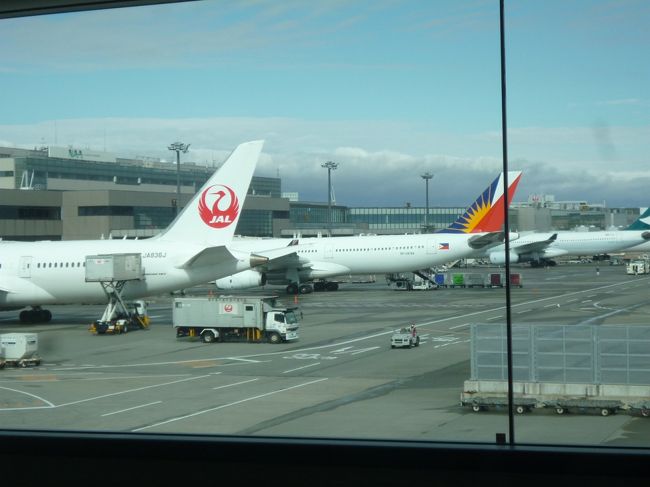 成田空港<br /><br />個人手配じゃ、アグン山が未だ不安定<br />またいつ噴火するかもしれない、空港閉鎖なんてことになったら<br />英語できない私はパニックです<br />なので今回はツアー1択です<br /><br />たまたま見たＹｏｕ Ｔｕｂｅでなんかこのホテルいいなぁと思った<br />セガラヴィレッジホテルに宿泊限定で探し<br />エス・ティー・ワールドが一番安かったので即決！<br /><br />ツアー代金(\69800)＋空港税等＋保険代＋隣席指定＝　￥79000×２<br /><br />家庭の事情で早朝出発は無理なので<br />土曜日の１１：００発のエアアジアで出発です<br /><br />