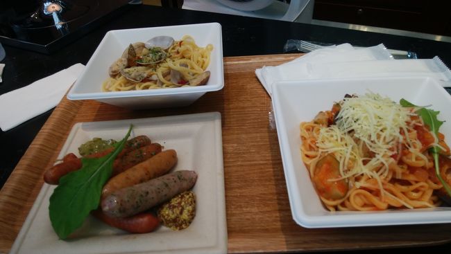 車椅子の受け取りもあって早めに空港に来ていたので<br />時間を持て余し<br />機内食は頼んでいなかったので<br />出国審査後に空港で朝食です<br /><br />