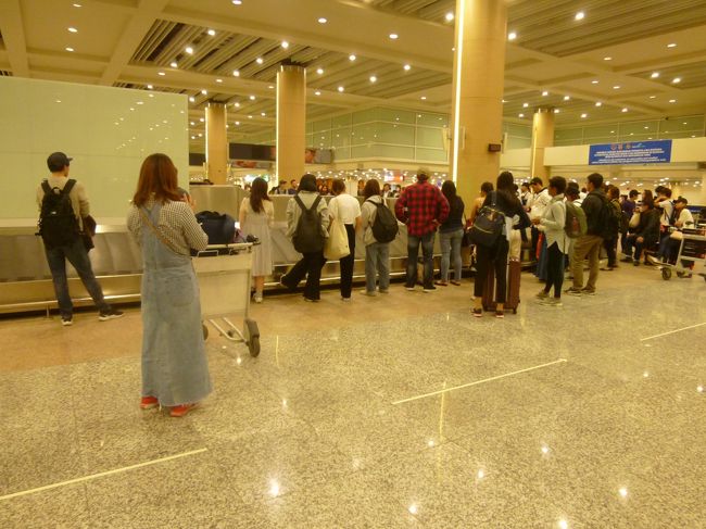 待てど暮らせど荷物出てきません<br />おまけに荷物の出口が詰まって動かぬまま<br />スタッフ出てこず<br />見かねた乗客が下ろしてました<br />３０分以上待ちました<br /><br />おまけに鍵をしっかり確認して締めてベルトもした<br />スーツケースが開いてました<br />抜き打ちで開けられたのか<br />はたまたスーツケース壊れてるのかわかりません<br />失くなったものはないのでまぁいいか<br /><br />紫の風呂敷で包んだ荷物<br />お恥ずかし<br /><br />車椅子はぽつんとはずれた所に置かれていました<br /><br /><br /><br /><br /><br /><br />