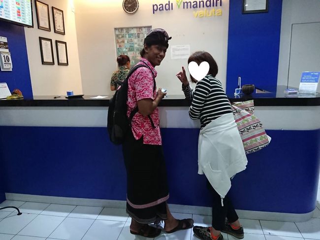 やっとこさエス・ティー・ワールドのガイドさんと合流<br />車椅子の運搬のために移動車とは別に軽トラを用意してくれていました<br />しかも無料でした<br />ありがたい<br /><br />ホテルの近くの両替所へ連れて行ってもらいました<br />取り敢えず５０００円だけ両替