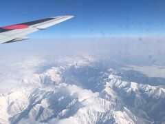 07：55発と今日はゆっくりめと思いきや、リムジンが渋滞して30分遅れ、カードでタッチアンドゴーの調子が悪くて結局搭乗がギリギリになってしまいました。

春休みの影響もあってか、羽田と機内はたくさんの人です。

久し振りに上に上がっての路線なので日本アルプスがきれいに見えました。