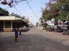 ノンカーイで有名なワット・ポーチャイへ行きました。寺院の入り口です。