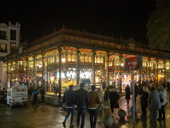 夜ご飯は、バルセロナで体験できなかった
スペインの市場。

市場といっても、大きな立ち飲み屋
といった感じでした。