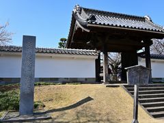 ●弘道館

駅から10分ほど歩くと、お城の三ノ丸内に水戸藩９代藩主・斉昭の命で開設された藩校「弘道館」の正門前に到着。
この弘道館を含め周囲は「弘道館公園」として整備され、約800本の梅が咲き誇る名所でもあり、まずはこちらから。