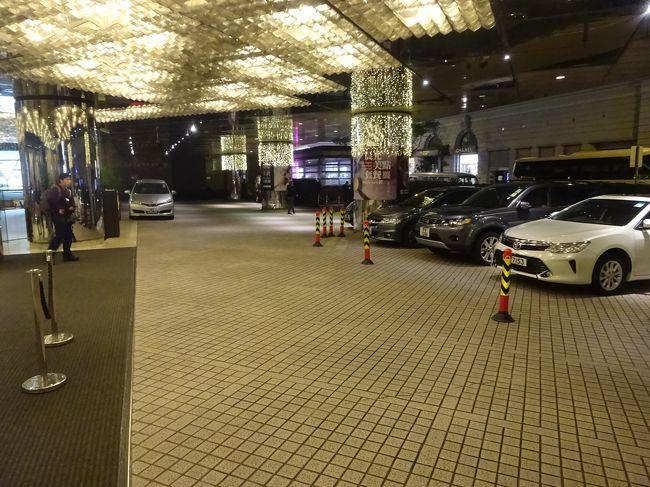 ってことで、九龍ホテルのグランドロビー。<br />ところで、香港では1階のことをグランドって言うらしいね。つまりグランドロビー集合は1階のロビー集合の意味です。<br />普通のロビーの他にグランドロビーって言う豪華なのがあるのだと思ってましたw