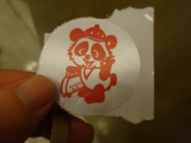 これを衣服に貼っておくとツアーのメンバーになれます。参加者40人ぐらいみんな日本人でした。