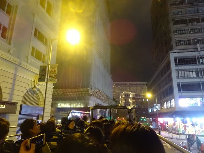 このツアーの参加者の口コミを見て勉強しました。前方はガラス越しになるので撮影も不満足になるので、なるべく後ろに座ったほうが良いとのこと！