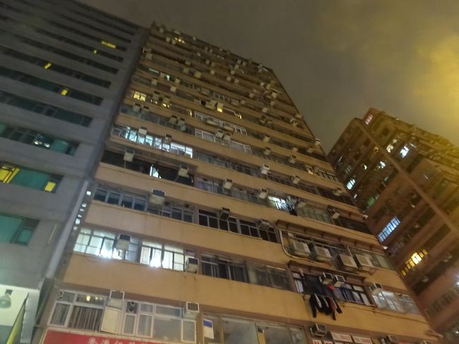 古い建物はクーラーの室外機が外にあります。もし1個でも落ちてきたら・・と思うと怖いよね。