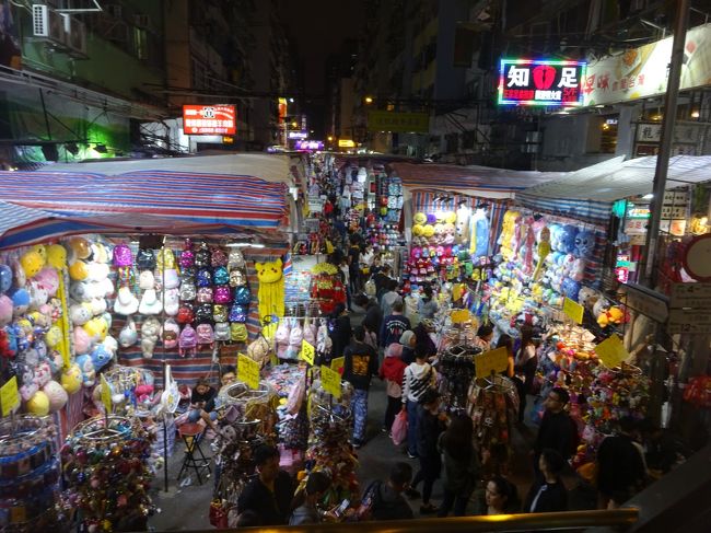 モンコックの女人街！女性向けの品物が多く売られている夜市って言えばいいのかな。