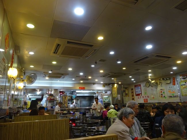 バスツアーは女人街で解散し、現在21時頃。<br />さて、どこで夕食を食べましょうかね。実はけっこう悩みました。まず、口頭で注文するところは無理、オクトパスで支払えるとこがいい、などと考えていたら、街中の大衆食堂みたいなところに入ってしもた！