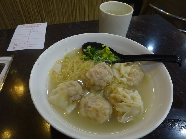 注文は指さしでクリア！　ワンタン麺の単品にしました。衛生的に、出されたお冷やには口をつけず。<br /><br />ワンタンの大きくて美味しいこと！！　オクトパス使えずに現金払いでした。36ドル（約500円）。