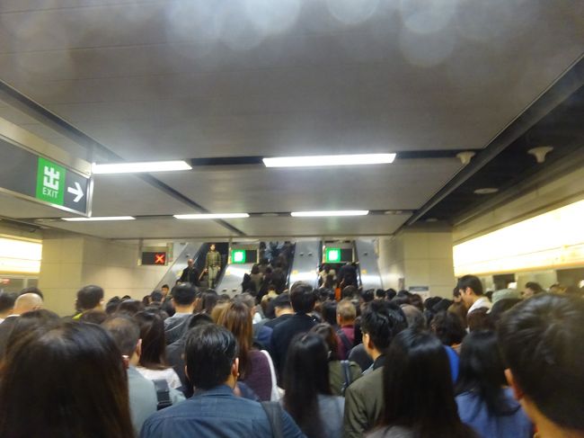 本日は月曜日、いま9時前。<br />香港の通勤ラッシュはすさまじいです！！　