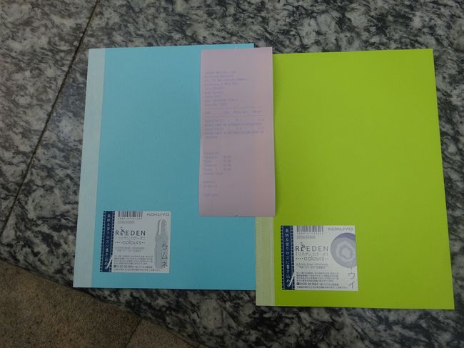 「香港大学」と書かれたようなここでしか買えない文房具を買いたかったんですよ。でも、そんなものが見つからず、置いてあるのはこんな感じのどこにでもあるようなノート・・・