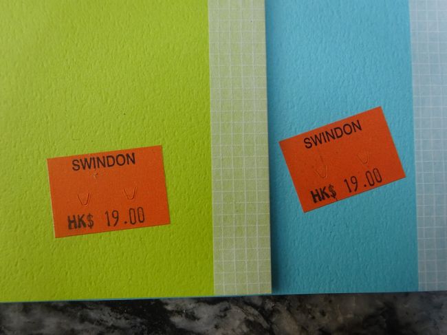 しぶしぶ買いました。この値札シールでは、香港大学で買った証明にならないのだが。