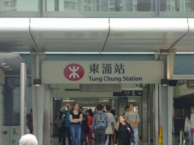 香港大学を出て、東涌（ﾄﾝﾂｪﾝ）駅にやってきました。<br />簡単に話が飛んでますけど、1時間近く移動してます。ここは東涌線の終点で、昴坪（ｺﾞﾝﾋﾟﾝ）360という巨大なケーブルカーと大仏がいるところなんです。