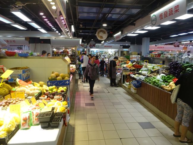 東涌駅は終点であり、駅前には商業施設があります。<br />そこでスーパーがあったので、なんとなく入ってみました。<br />鮮魚コーナー、肉コーナー、漬け物コーナーなどありましたが、それぞれのニオイが充満していて、鼻を覆いたくなるものでした。