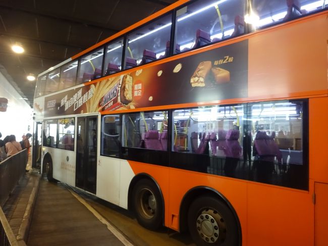 こんな2階建ての大きな空港行のバスが来まして・・・