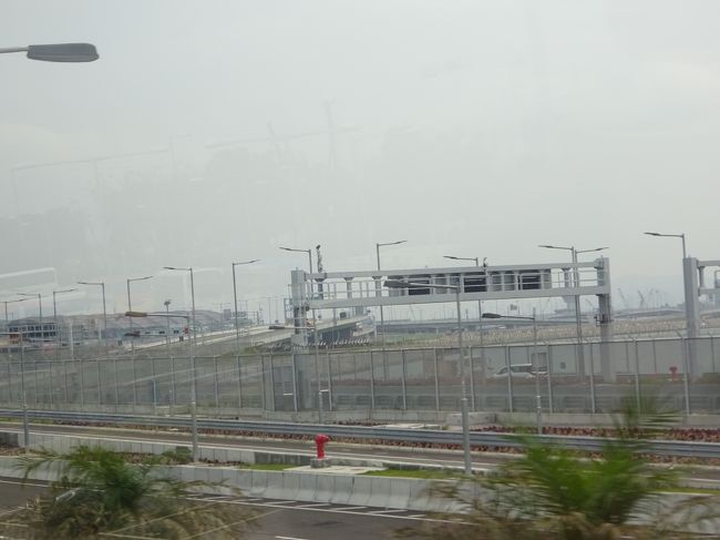 奥に見えるのがその55kmに渡る橋