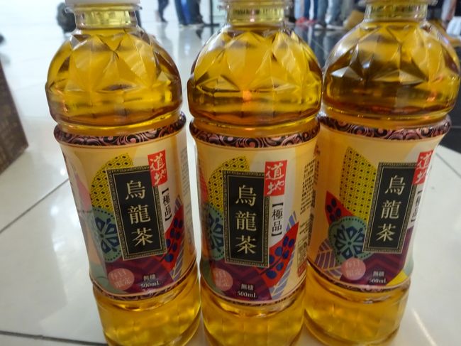 おみやげのあとは、チャージしていたオクトパスのリファンド。払戻はrefundで通じるそうです。<br /><br />さらに、余った香港ドルを日本円に替えました。余った外貨は日本に帰国してからより現地で両替したほうが良いそうですね。でも、日本円にキリよく両替できなくて50ドル紙幣をバックされました。<br /><br />だから、その50ドルを使い切ろうとウーロン茶を一気に3本買い。