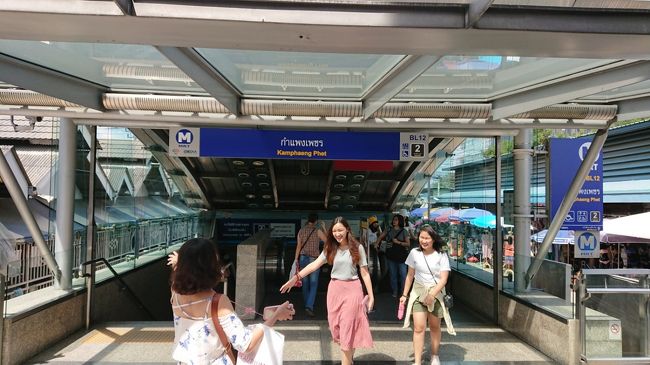 BTSトンロー駅からアソーク駅で降りて、MRTスクンビット駅からガムベーン・ペット駅降りたら直ぐです。