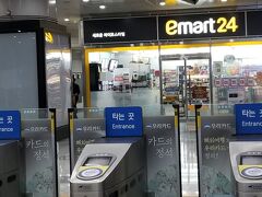 仁川国際空港から２駅目の
「雲西駅」へ到着＾＾
新しい街のようで
駅もきれい
Emart24が入ってましたが
24って２４時間営業なのでしょうか？