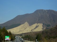 高速に乗りなおし、由布岳が見えてきました
雄大です