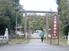 突き当りにはこの護国神社あり．入ることにします．
靖国神社の滋賀県版といったところだと思います．
